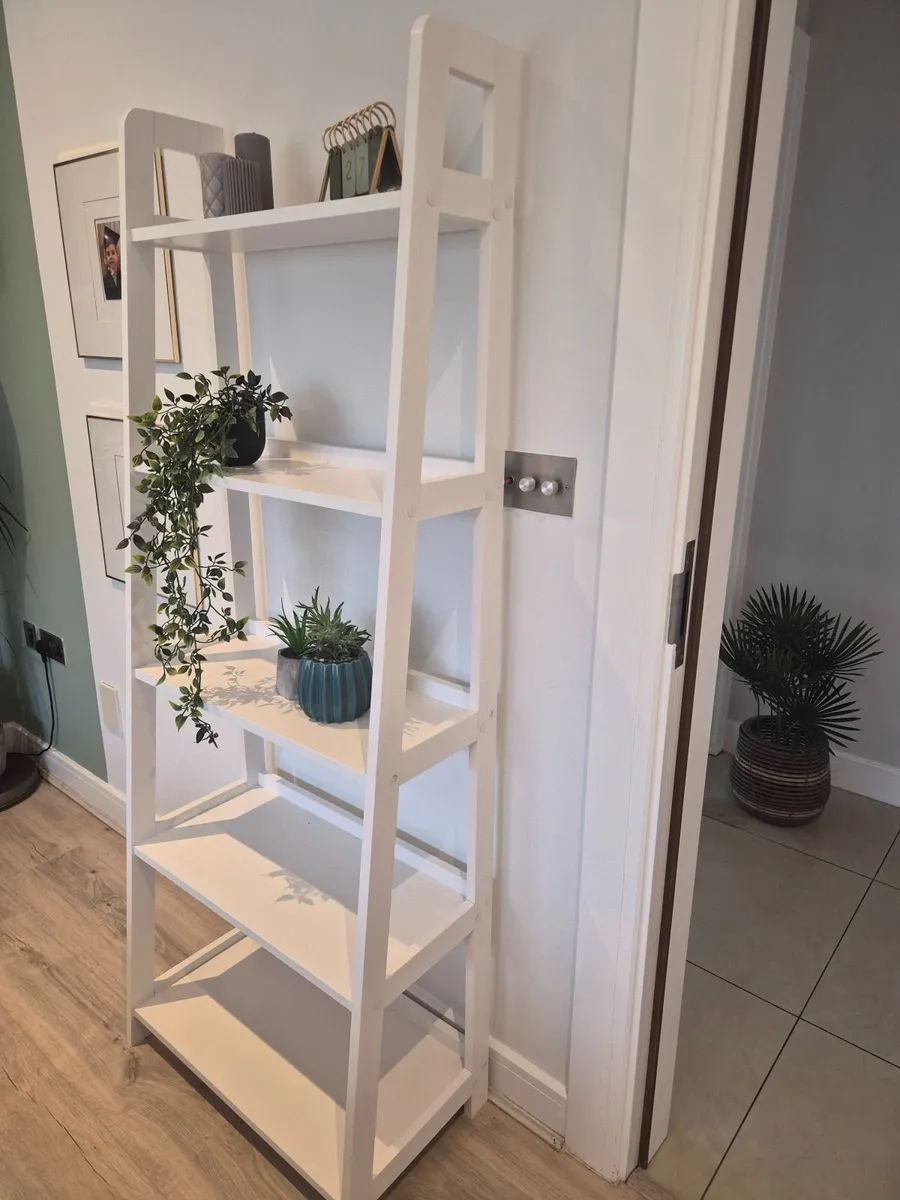 White ladder bookcase - €30 - Image 2