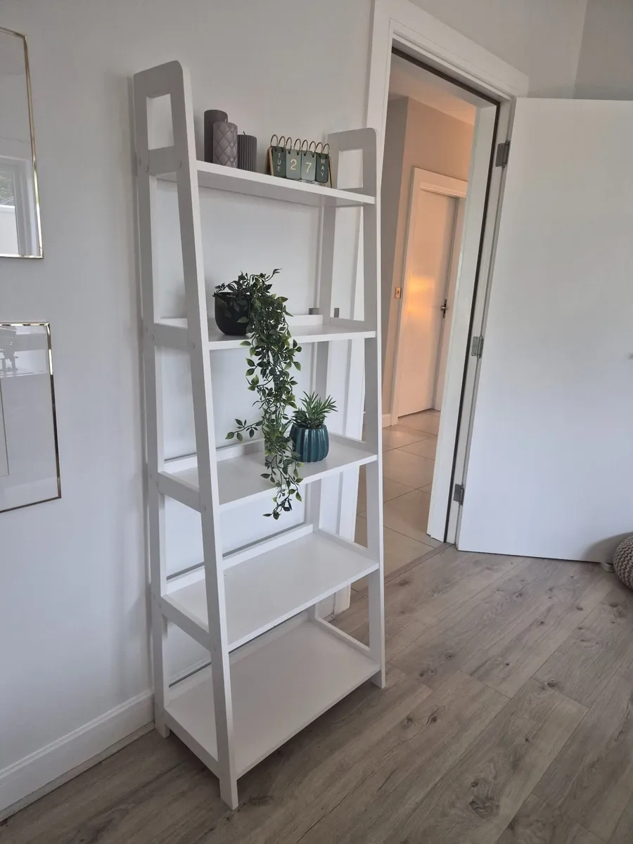 White ladder bookcase - €30 - Image 1