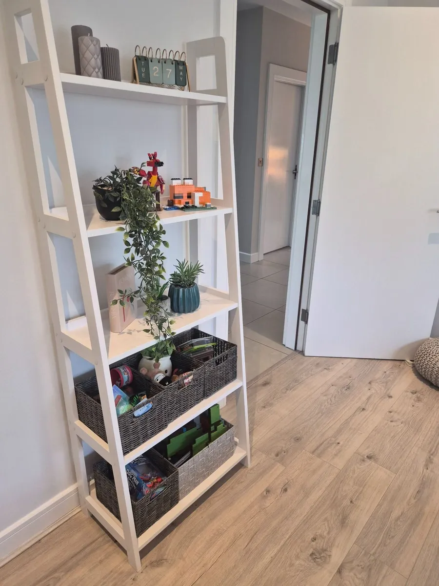 White ladder bookcase - €30 - Image 4