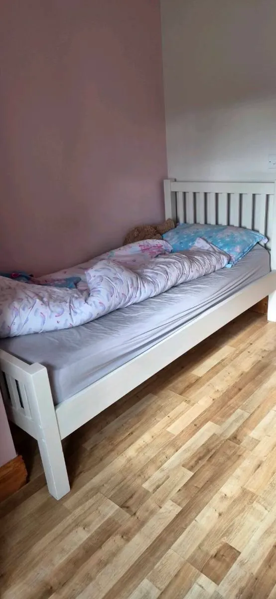 Single bed - Image 1