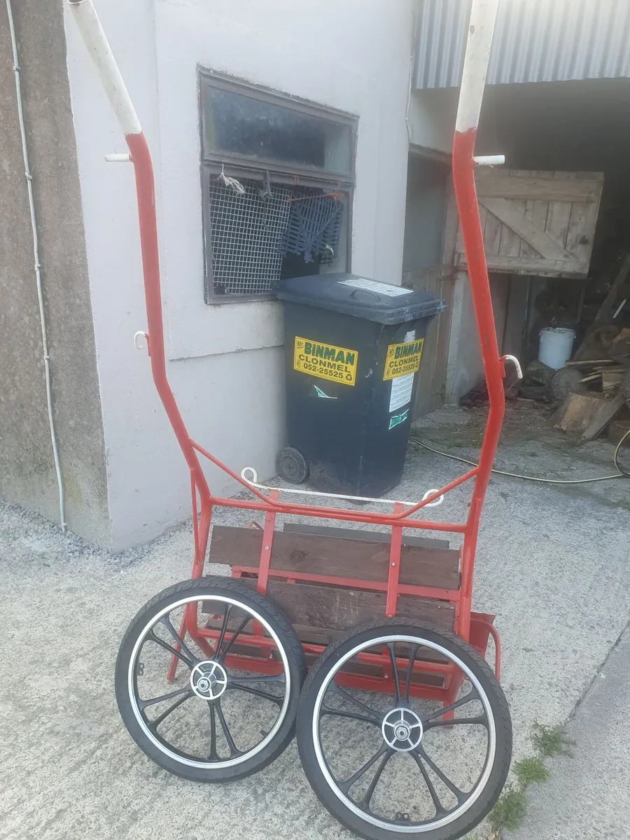 Small road car - Image 1