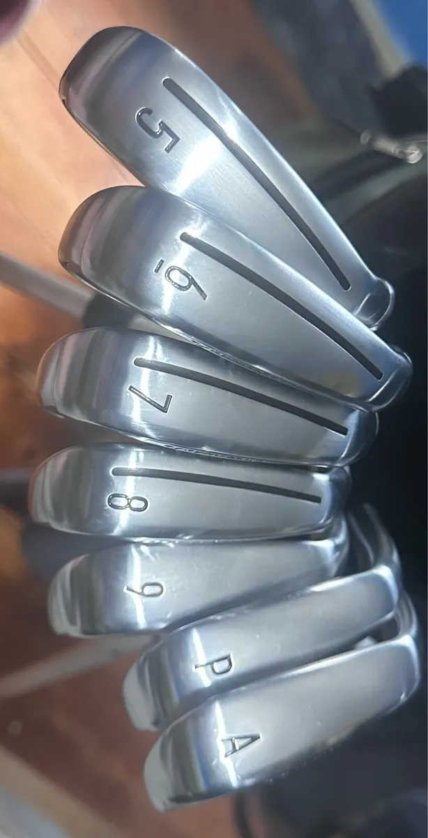 Taylormade Qi Max Steel Irons, Gents RH - Image 1