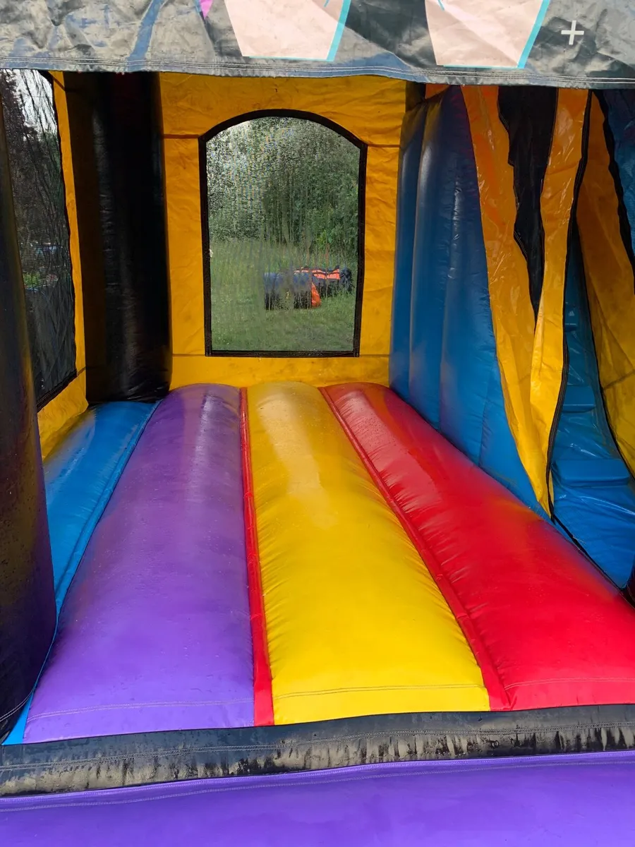 Bouncy castle - Image 2