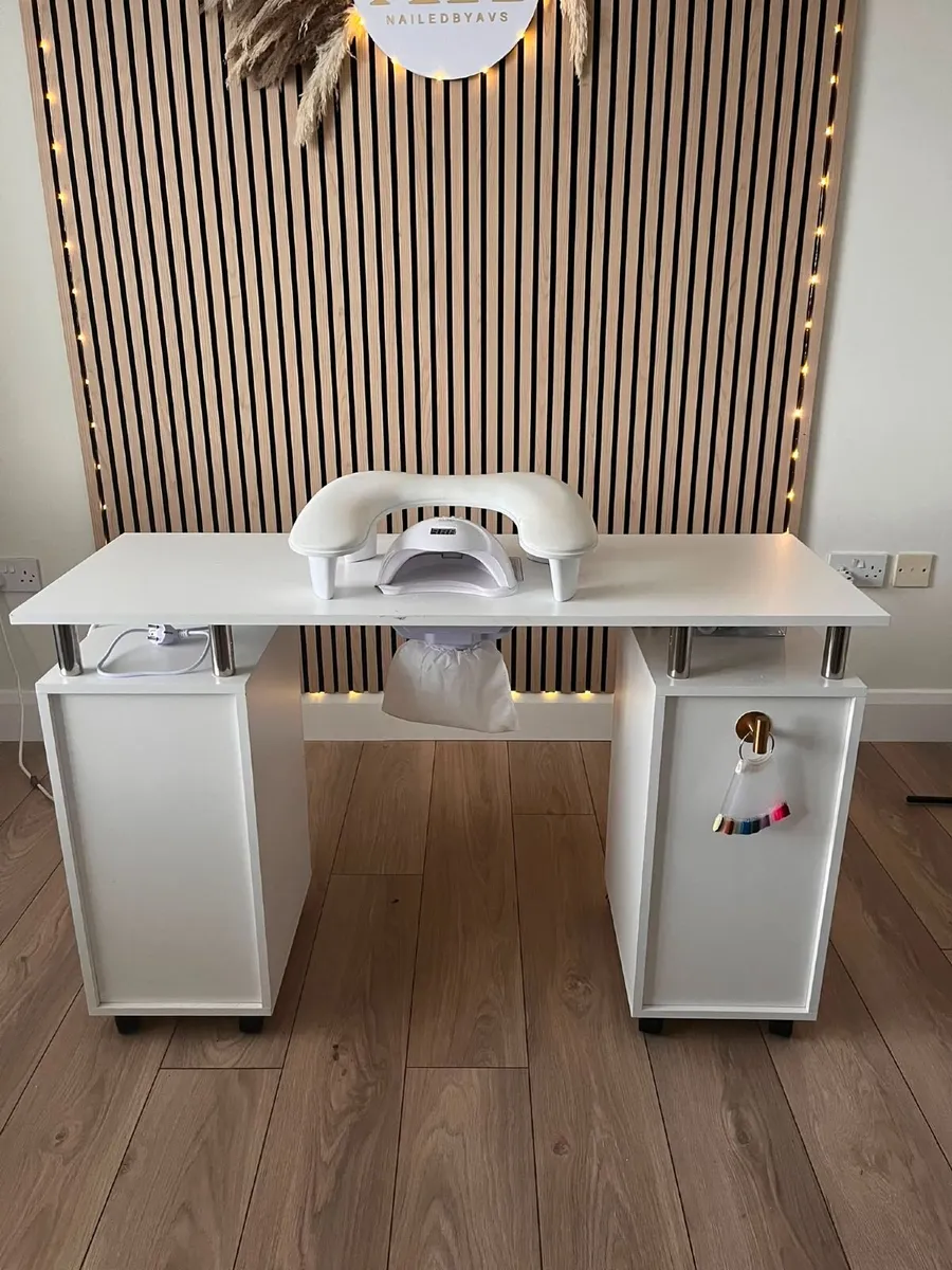 Nail desk - Image 1