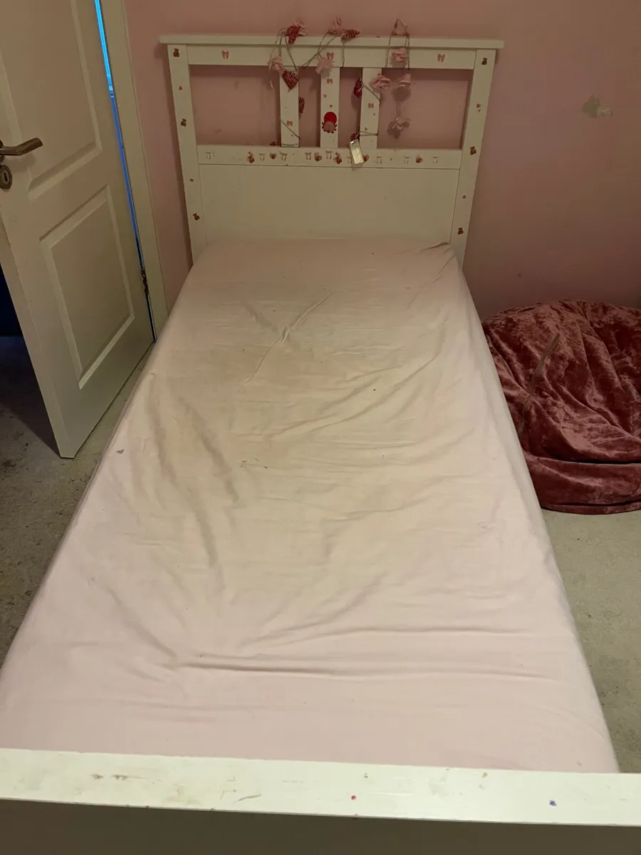 Single bed - Image 1