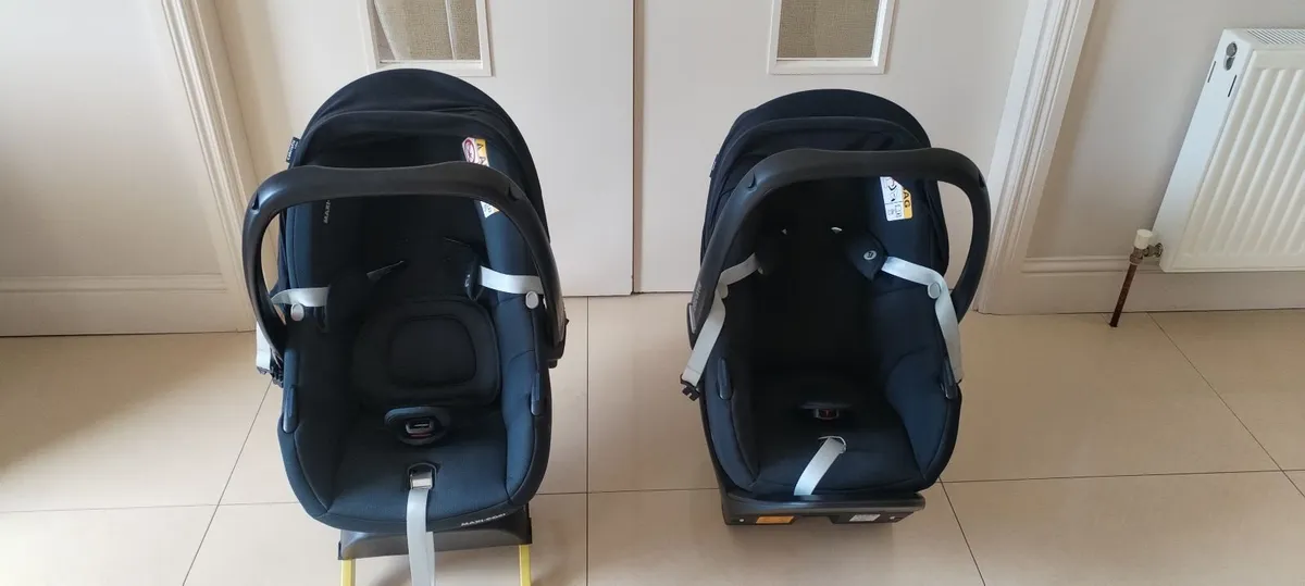 Two great condition car seats with Isofix bases - Image 1
