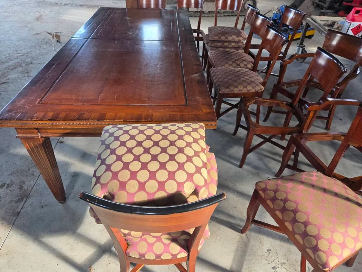 Table and chairs - Image 2