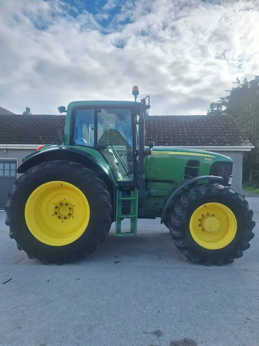 John Deere 7430 - Image 1