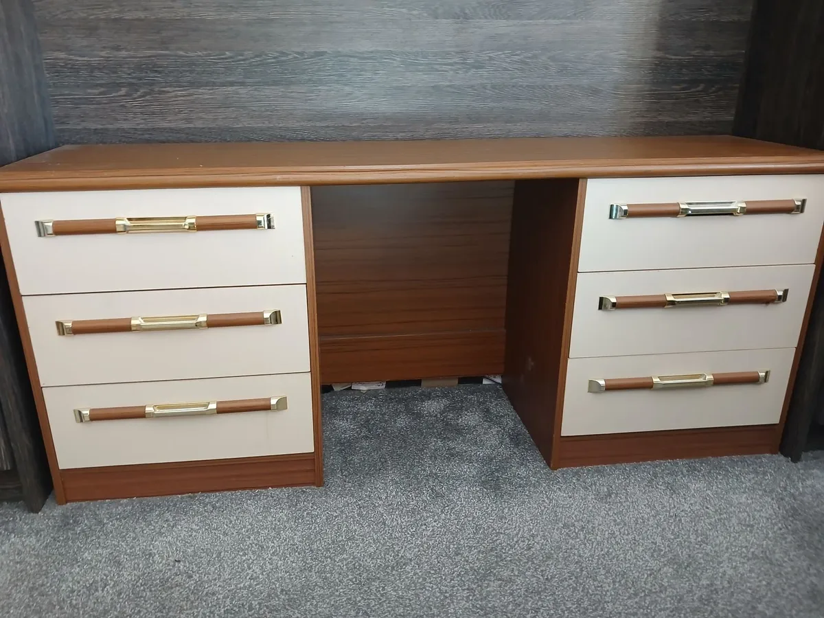 Desk - Image 2