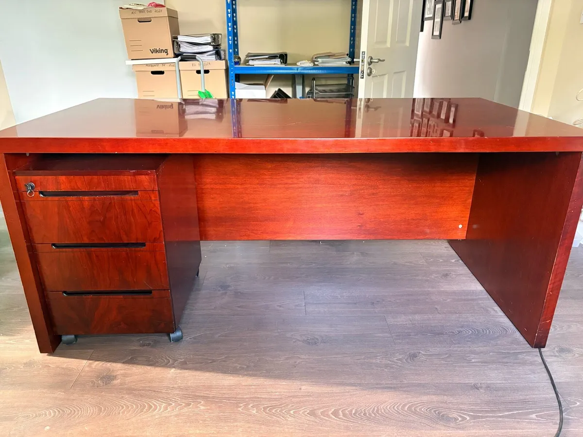 Executive walnut veneer desk/pedestal - Image 2