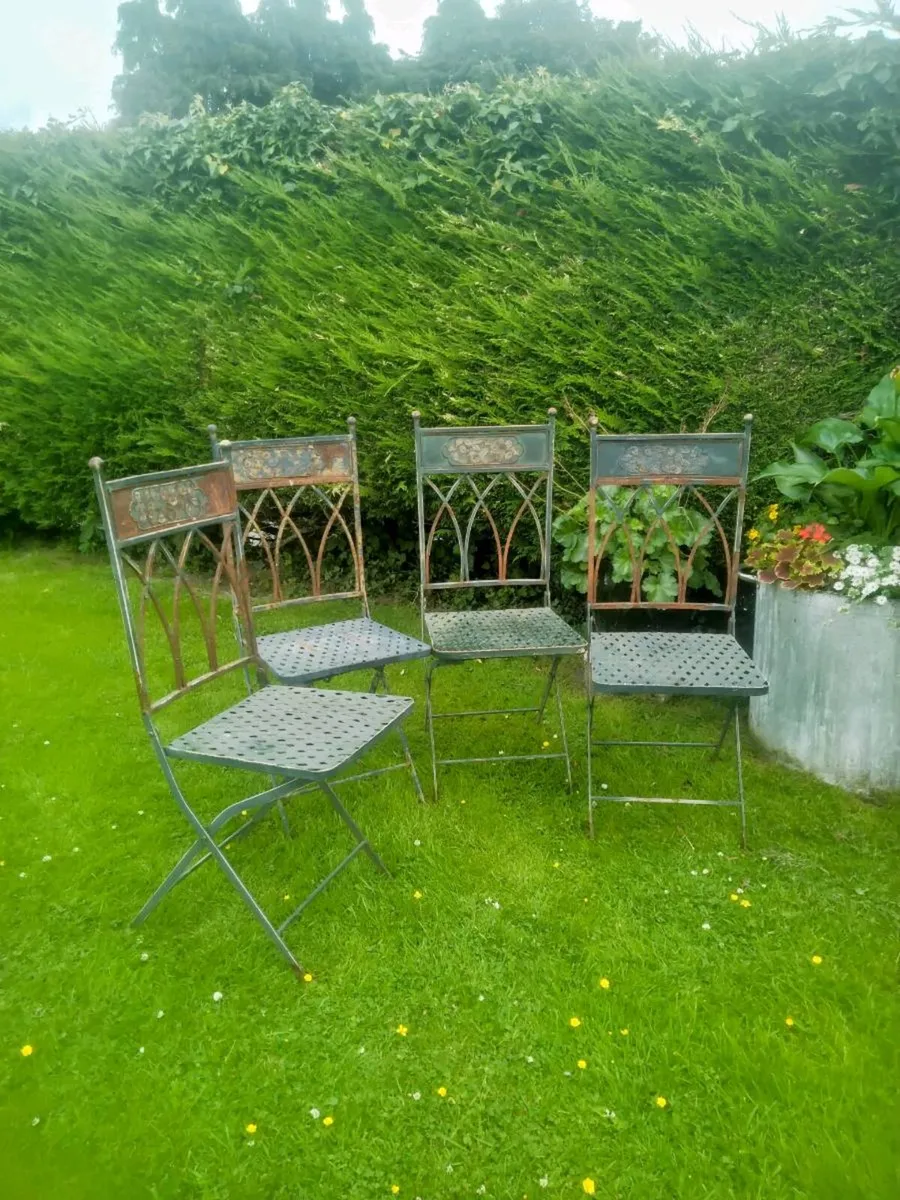 4 Vintage metal outdoor garden dining chairs that - Image 1