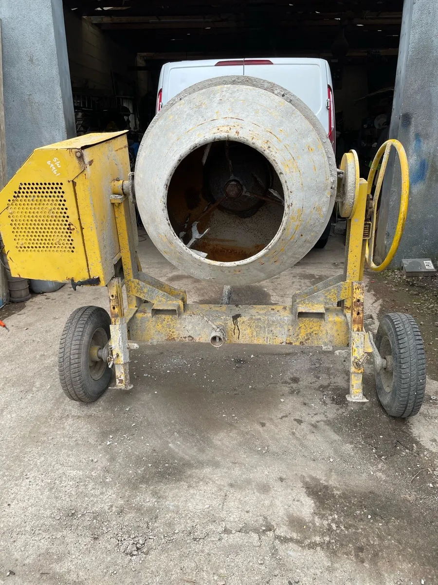 Single Axle Towable Mixer - Image 1