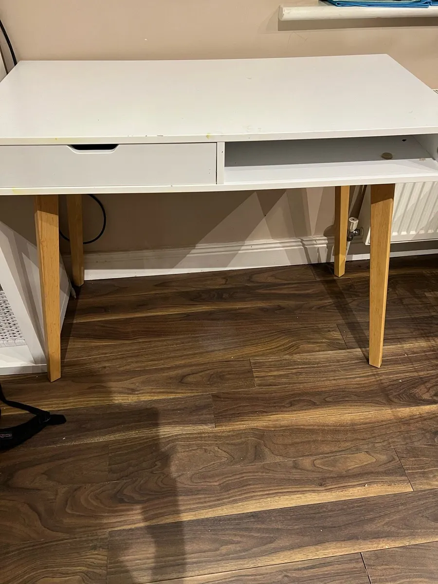 White desk - Image 2