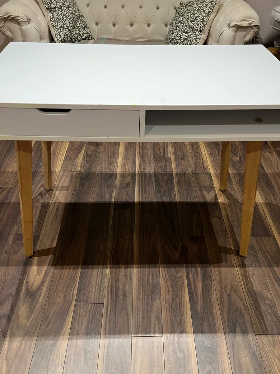 White desk - Image 1