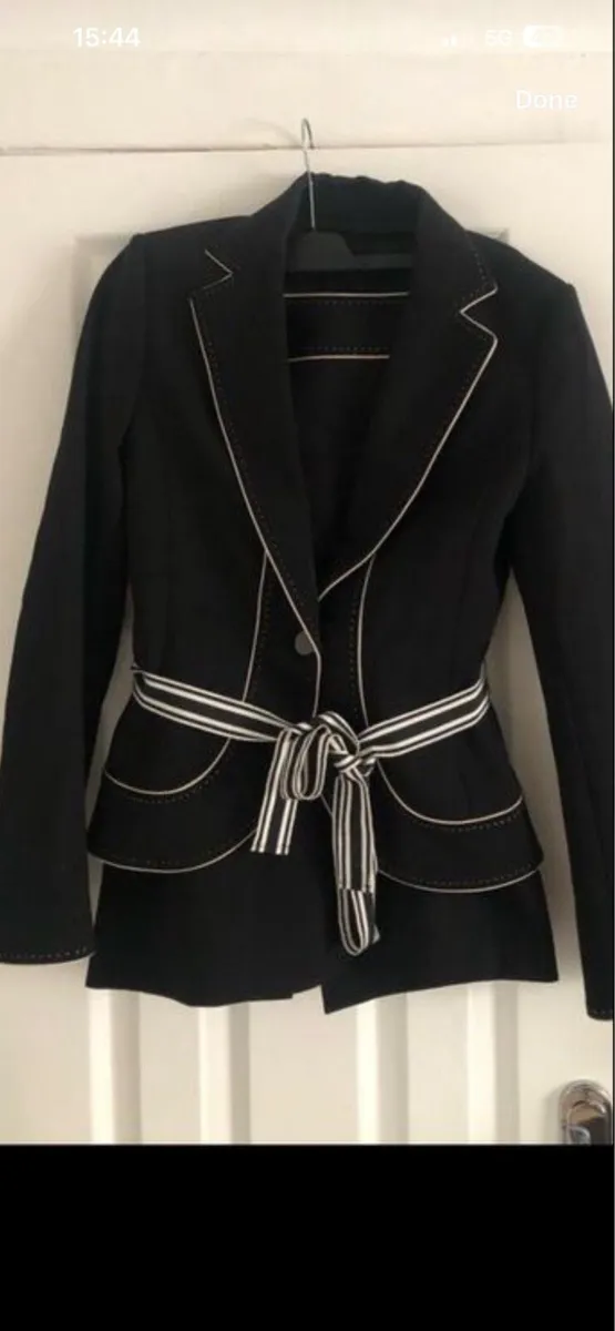 Ladies two piece suit €50 - Image 1