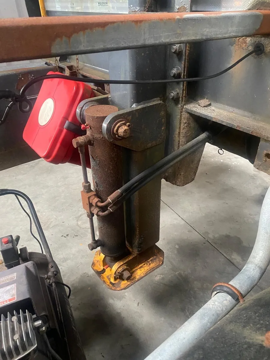 Hydraulic Jack Legs for Sale - Image 1
