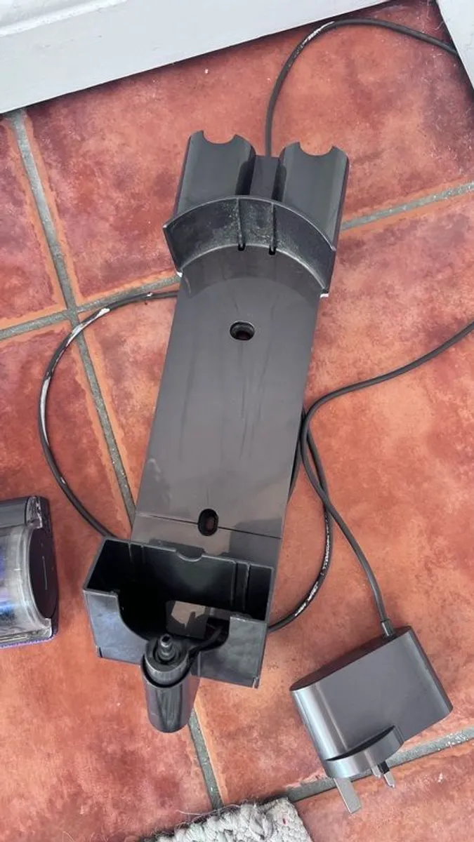 Dyson V7 Total Clean Cordless Vacuum with Wall Dock & Charger - Image 2
