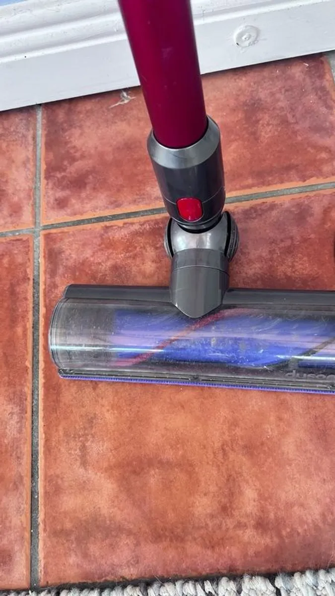 Dyson V7 Total Clean Cordless Vacuum with Wall Dock & Charger - Image 3