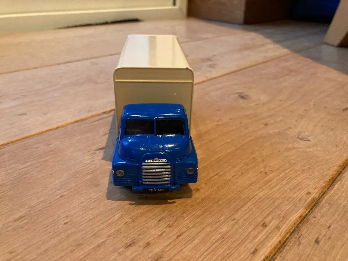 Model Walls Ice Cream Van - Image 4