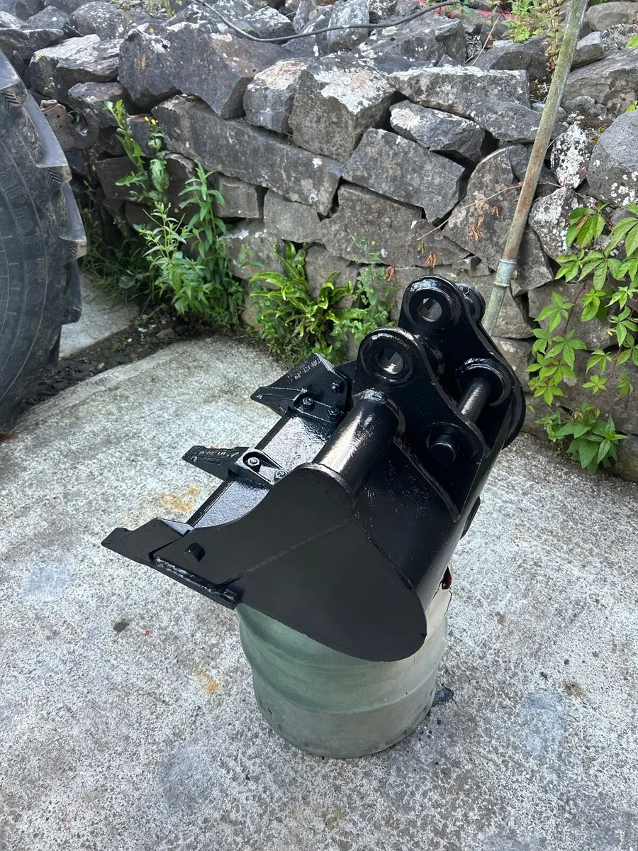 New 18” mini digger excavator bucket - Image 1