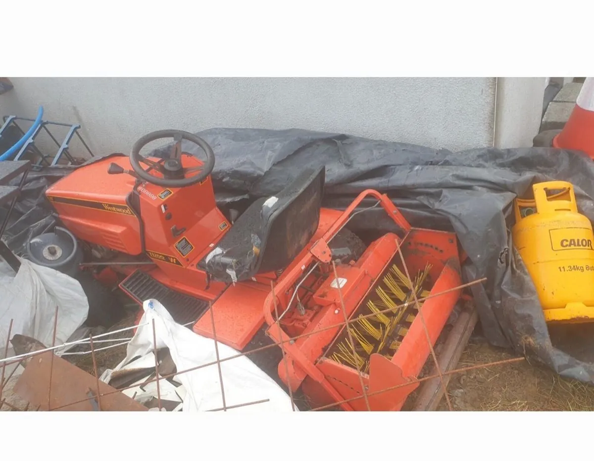 Westwood T1200 ride on lawnmower - Image 3
