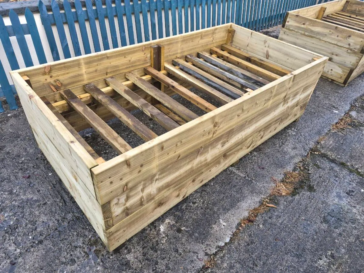 Planters and flowerbeds - Image 1