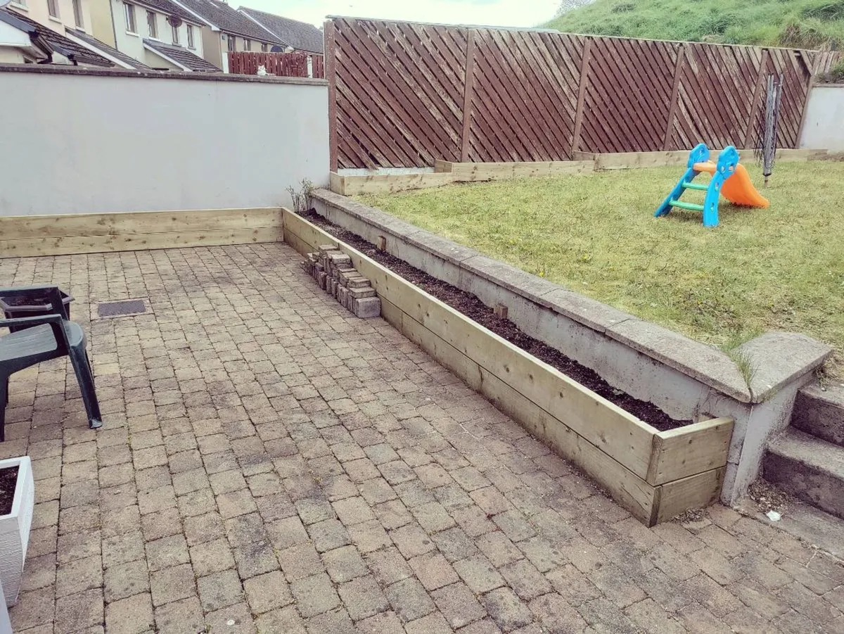 Planters and flowerbeds - Image 3