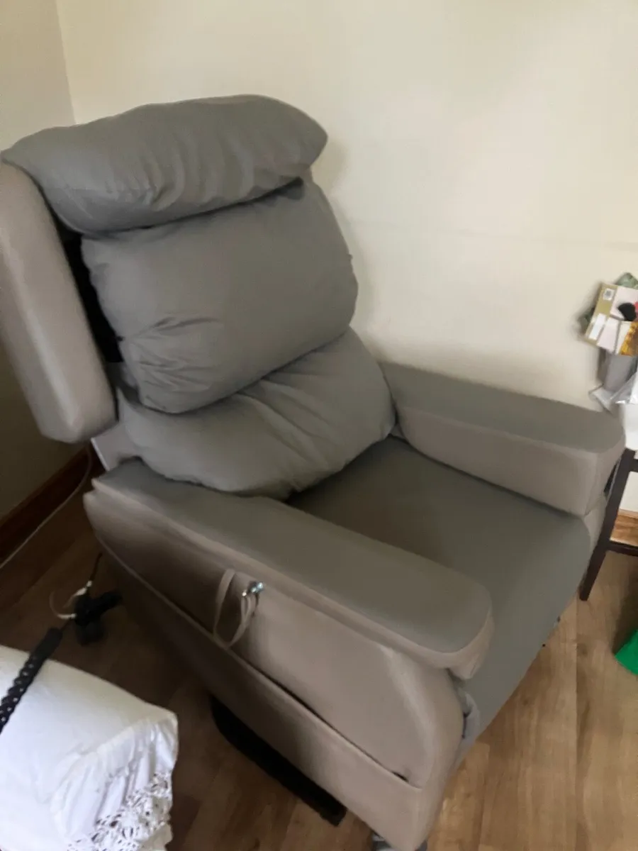 Chair - Comfirt 2 Riser Recliner - Image 2