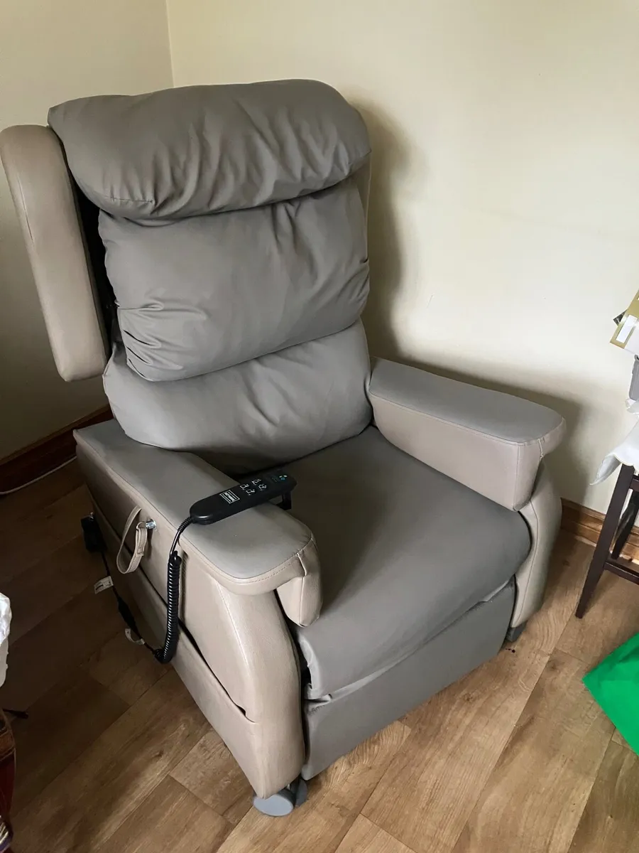 Chair - Comfirt 2 Riser Recliner - Image 4