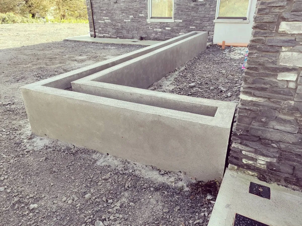 Planters and flowerbeds - Image 4