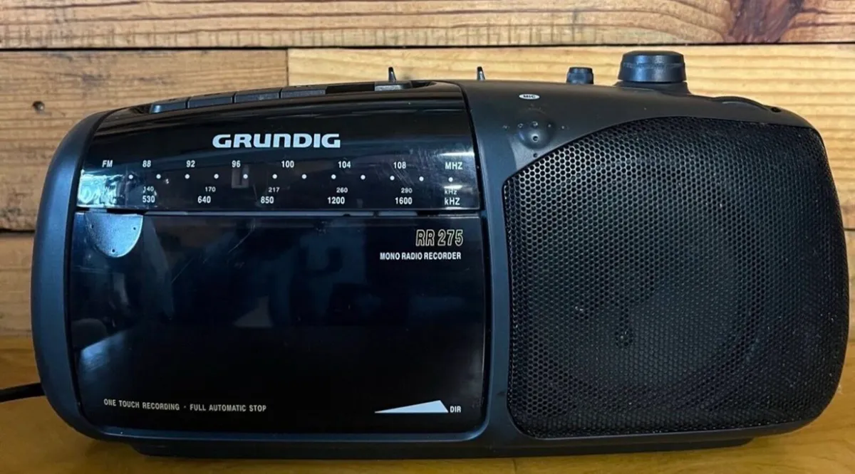 1990s cassette radio stereo - Image 1