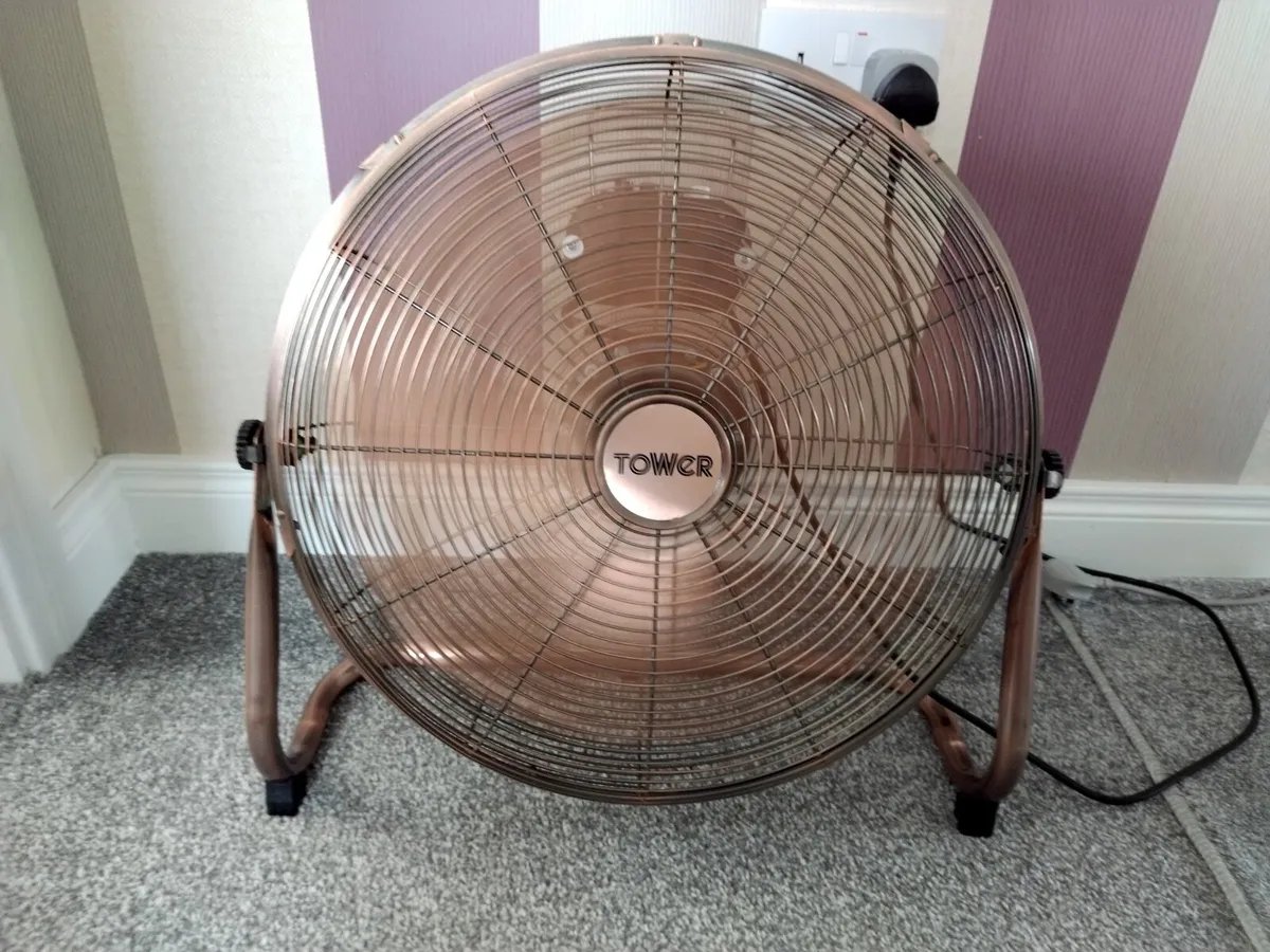 18-Inch Standing Floor Fan €60 - Image 1