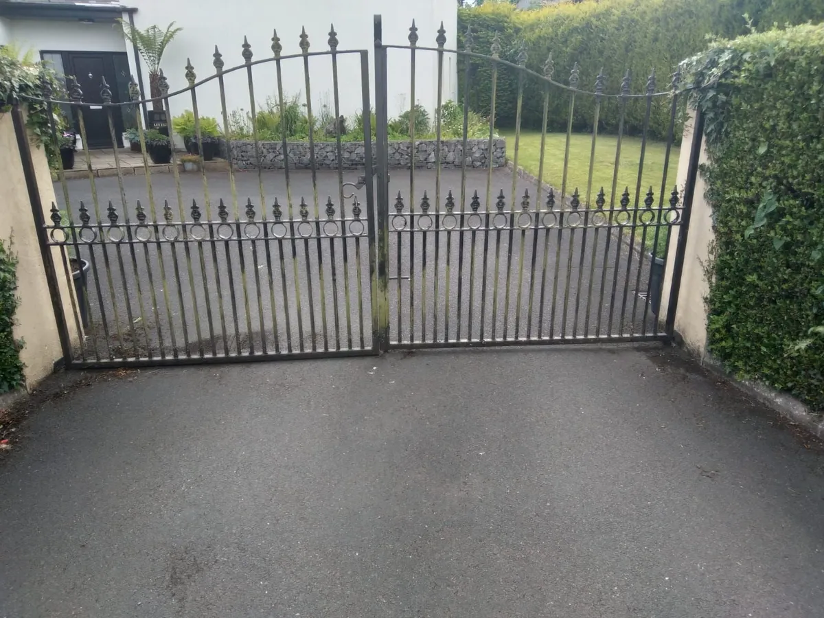 Driveway gates