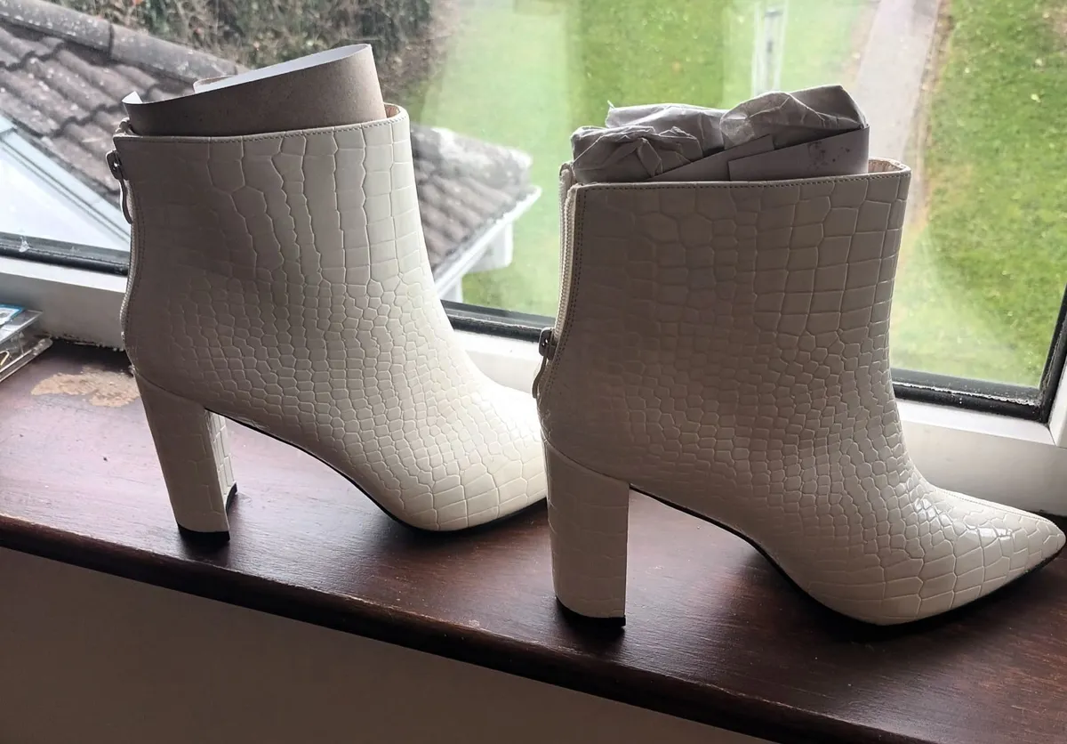 Cream boots - Image 1