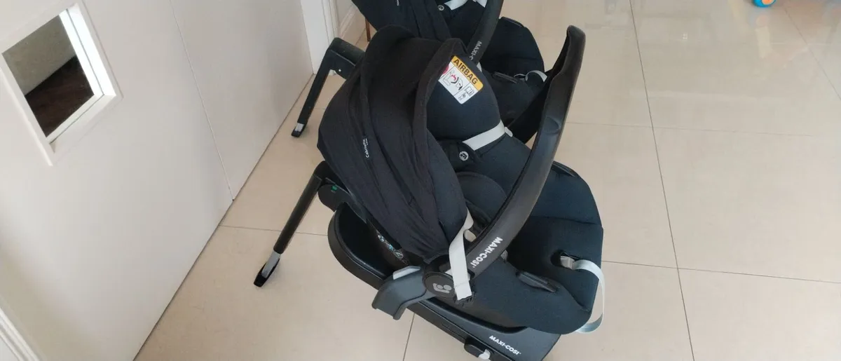 Two great condition car seats with Isofix bases - Image 3