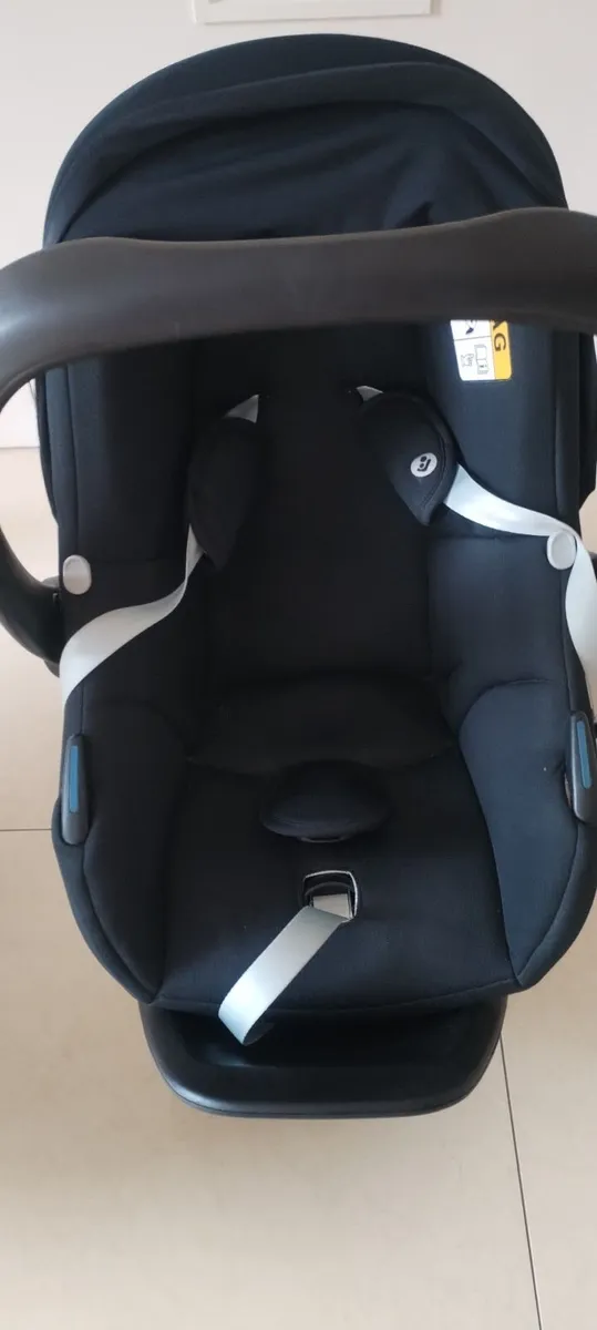 Two great condition car seats with Isofix bases - Image 4