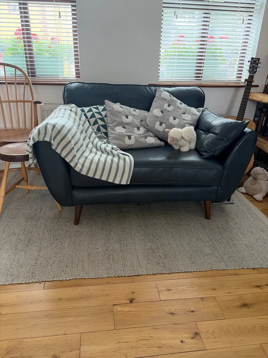 2 seater couch - Image 1