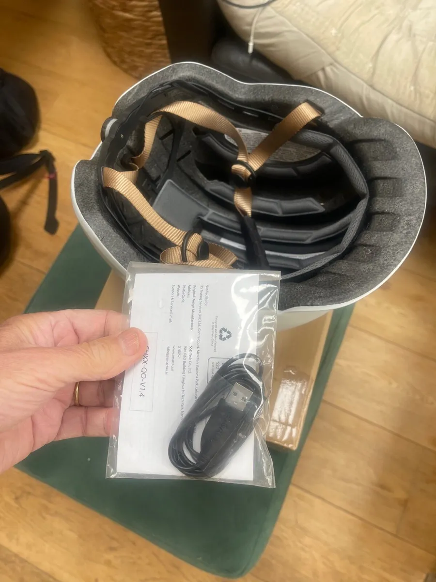 Scooter Helmet Adult with rechargable light - Image 4