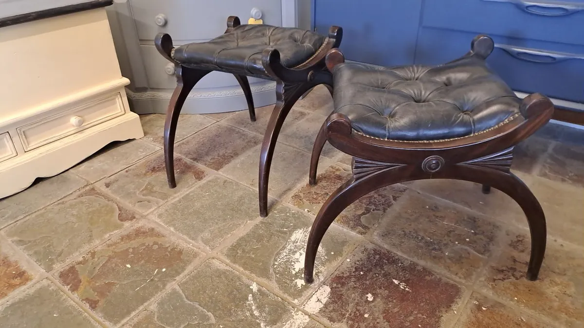 Pair vintage regency style button leather stools - Image 4