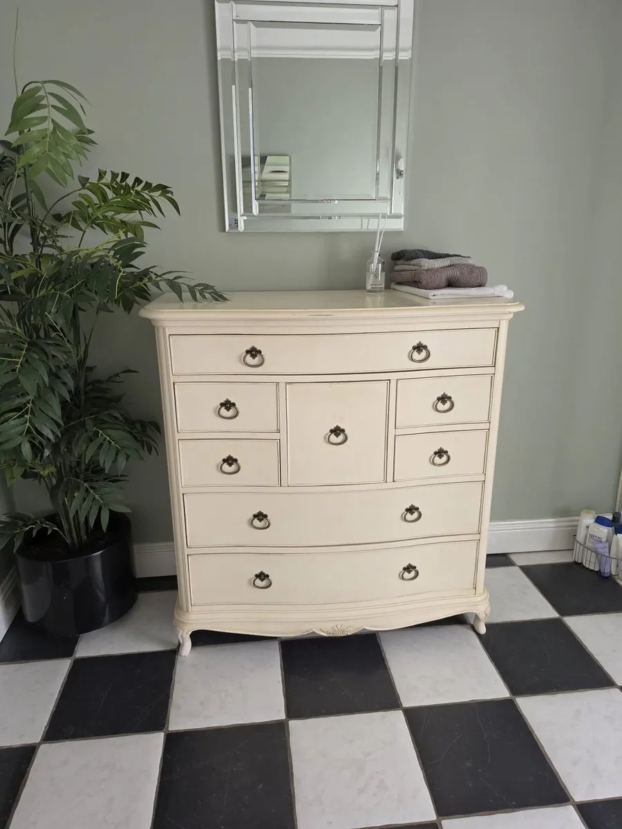 French style wood chest - Image 1