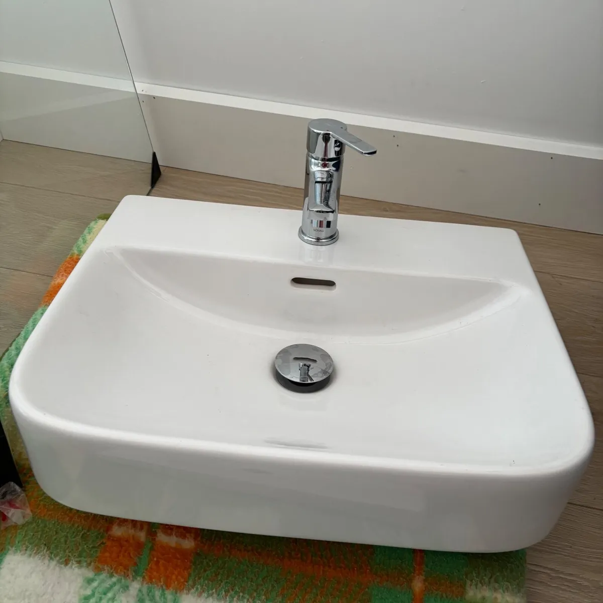 Bathroom sink and pedestal - Image 2