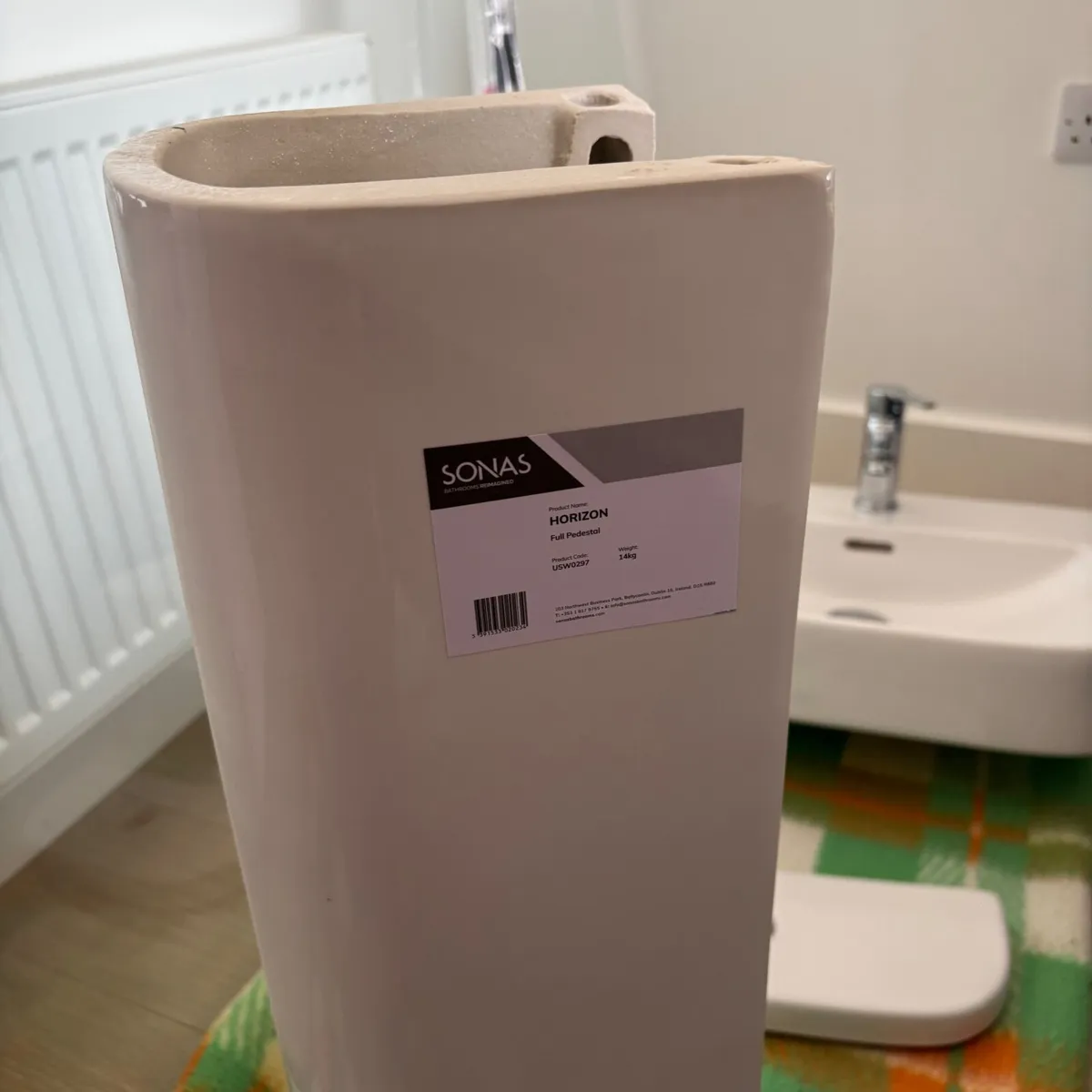 Bathroom sink and pedestal - Image 1