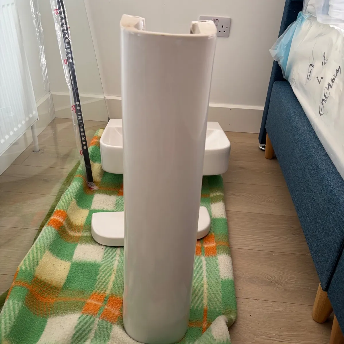 Bathroom sink and pedestal - Image 4