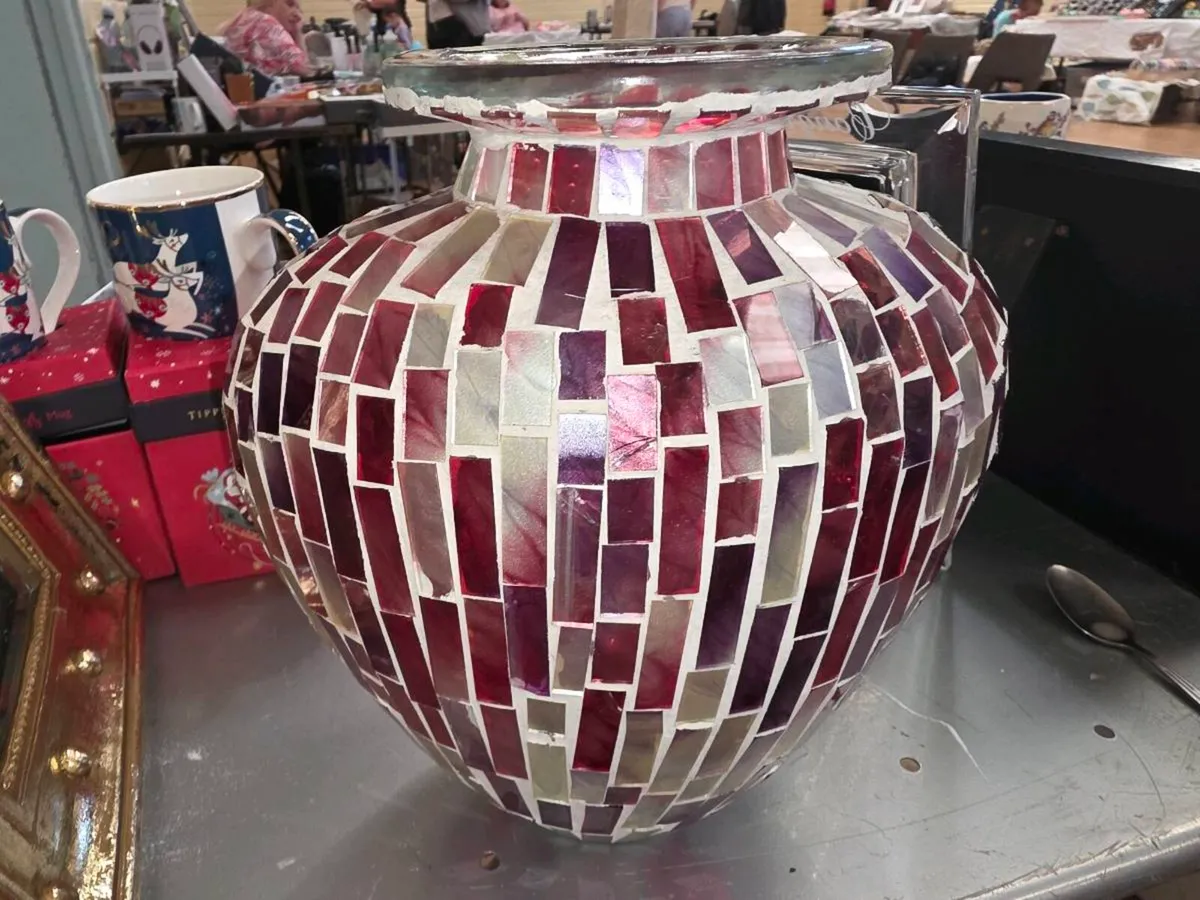 HUGE GLITTERY COLOURFUL, Fully Tiled HEAVY Vase ! - Image 2