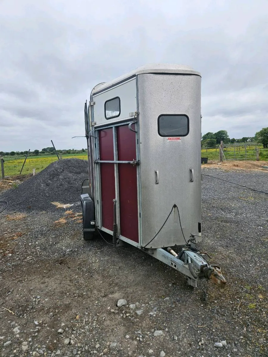 Horse box 505 - Image 1