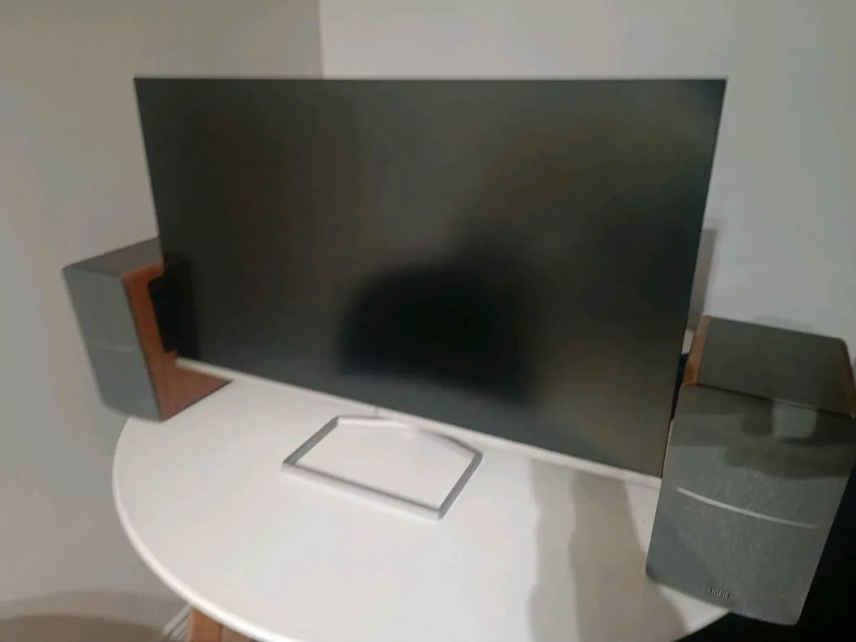 HP M32F monitor and Edifer R1280T speakers - Image 1