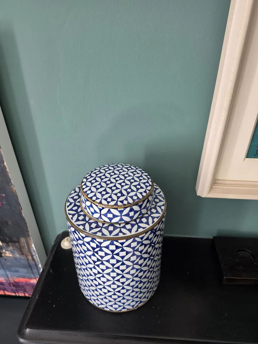 Chinese Porcelain Urn - Image 1