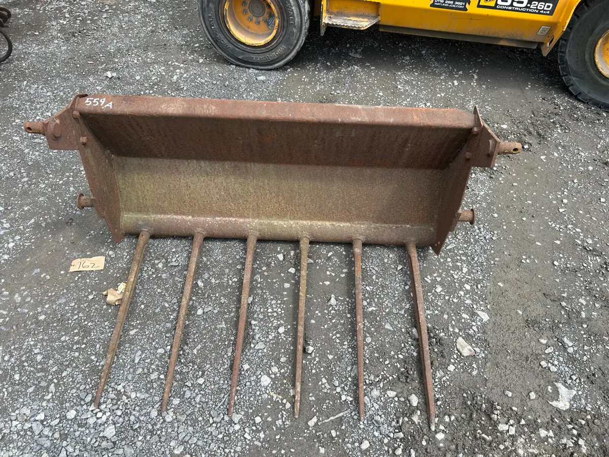 Dung Fork Massey 80 Brackets - Image 1