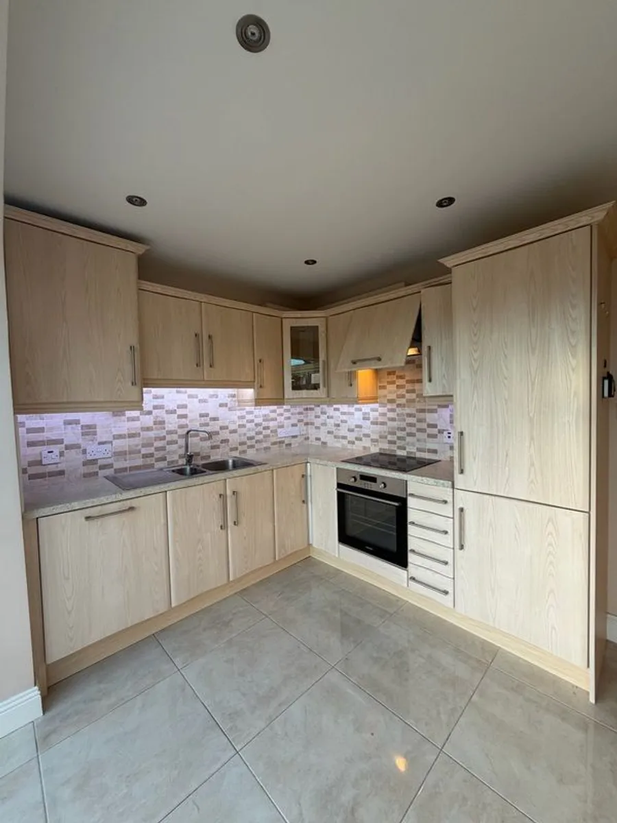 Modern Fitted Kitchen - Image 1