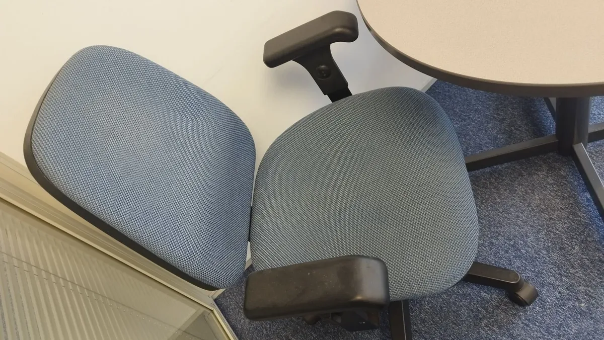Small table with chairs (free) - Image 3